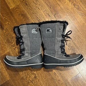 Sorel Women's Gray Houndstooth Winter Boots